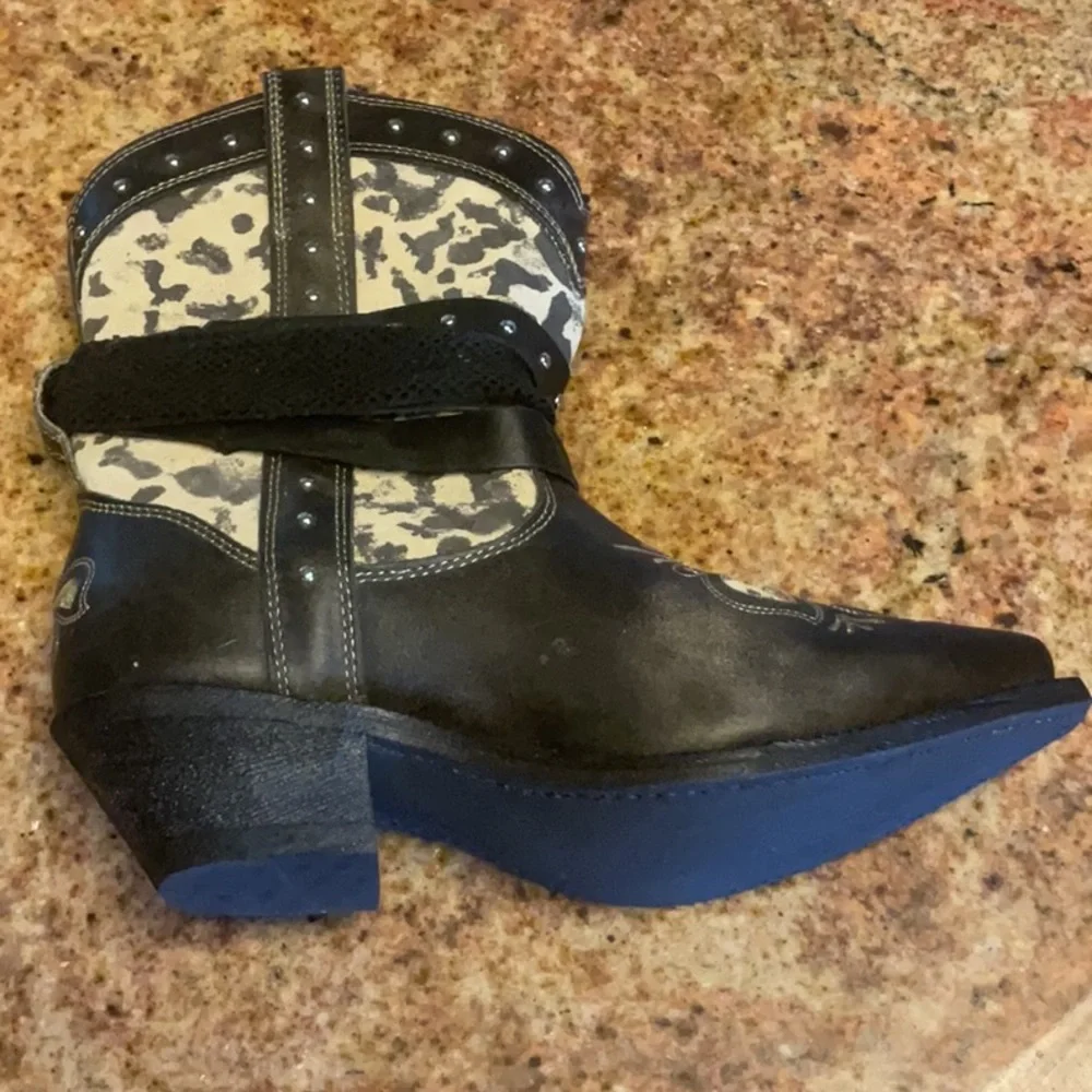 Western black and white boots women’s new never been worn size 8 1/2